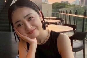 安達祐実43歳、Tシャツ×花柄パンツスタイルで変わらぬ美しさ...「暑くてバテ気味の母」