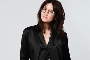 メガネをはずしたアンジェラ・アキ、楽屋でのラフなショット話題に　「変わらず、きれい」「可愛すぎ」