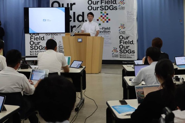 æ–Žè—¤å…ƒå½¦çŸ¥äº‹ã®å®šä¾‹ä¼šè¦‹ã«ã¯ã€å¤šãã®è¨˜è€…ãŒå–æã«è¨ªã‚Œã‚‹ï¼ˆ2025å¹´7æœˆ2æ—¥ã€ç·¨é›†éƒ¨æ’®å½±ï¼‰