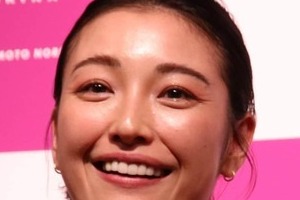 木下優樹菜、海辺で恋人と密着ラブラブ2ショがステキ　「背が高い女でごめんね」
