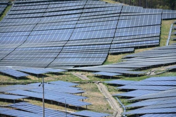 太陽光パネルがびっしりと設置された場所（写真と本文は関係ありません）