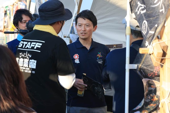 会場を視察する斎藤元彦知事（2日、兵庫県尼崎市）