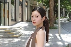 「令和の峰不二子」阿部なつき、純白ミニワンピ姿で色気ダダ漏れ　夜景をバックに...「美しすぎる」