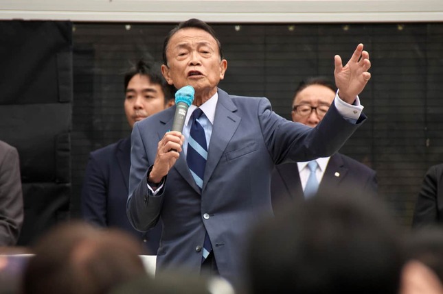 2024年の衆院選で候補者の応援演説をする麻生太郎氏（写真：アフロ）