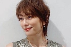 米倉涼子50歳、肩出しノースリーブ衣装で圧倒的かっこよさ　美のオーラ漂わせ...ファン感動