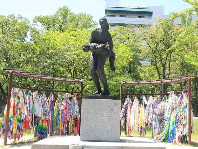 平和記念公園にある「原爆犠牲国民学校教師と子どもの碑」。碑文には石破茂首相が紹介した短歌が刻まれている