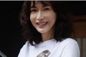 【画像】長谷川京子47歳、色っぽヘソ出しボーダー×デニムで神スタイル披露　「変わらず美しい」「カッコいい」