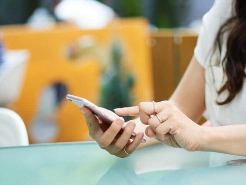 通信会社の事務手数料改定が話題に（写真はイメージ）