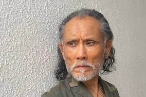 片岡鶴太郎70歳、イケおじすぎる...ロングジャケット×花柄パンツの秋先取りコーデ「超超カッコいい」