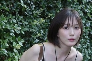 本田翼、超ミニ丈×青シャツ私服コーデが異次元のかわいさ　「絶対領域神！」「スタイル抜群」ファン歓喜