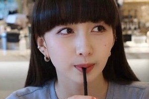 キムタク＆静香の長女Cocomi、無防備な素顔にドキッ　愛犬をギュッとハグ...リラックスの瞬間ぱしゃり