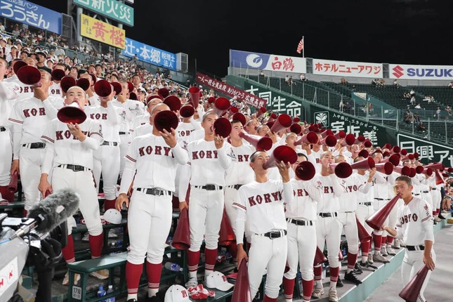 広陵側の応援席には吹奏楽部やチアリーダーの姿はなかった。旭川志峯による握手拒否が波紋を広げた（写真：スポーツ報知/アフロ）