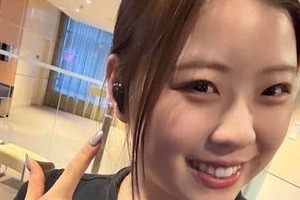 フィギュア紀平梨花、丸メガネ×ノースリーブ私服にドキッ　「かわいい」「眩しすぎます」ファン悶絶