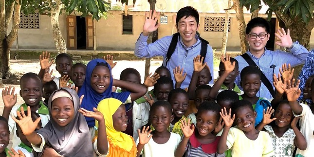 河合辰信社長と子どもたち（有楽製菓のプレスリリースより）