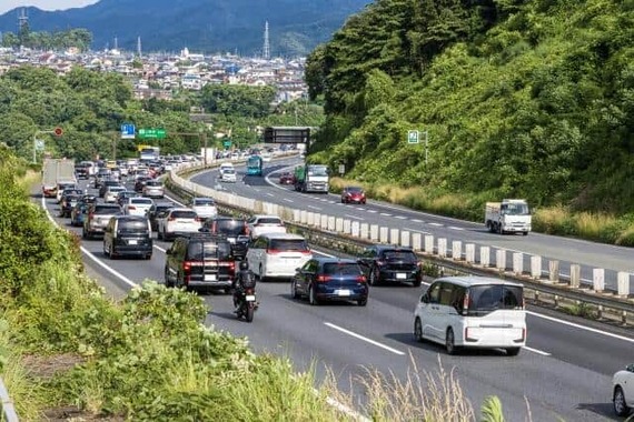 お盆休みの帰省ラッシュ、Uターンラッシュで高速道路は大渋滞