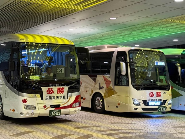 広陵高校の一行を乗せたバス