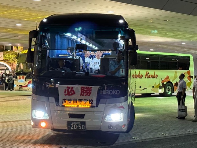 初戦突破後、球場を後にする広陵高校の応援団のバス