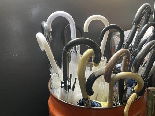 突然の雨でビニール傘を何本も買うことに