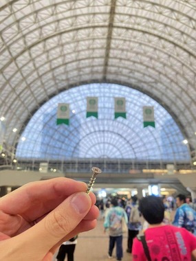 「初音ミク『マジカルミライ 2025』」ライブ参加者からは銀テープ発射時にビスが飛んだという目撃談もあった（目撃者提供）