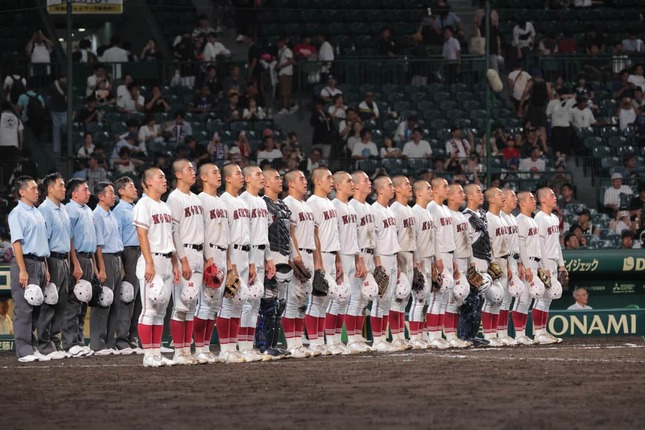 整列する広陵ナイン。初戦突破後に出場辞退に追い込まれた（写真：スポーツ報知/アフロ）

