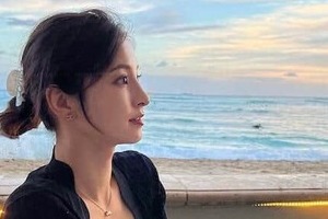 サッカー堂安律の美人妻・明松美玖、Tシャツ×デニムのシンプル着こなしも...美しさ限界突破「めちゃめちゃ可愛い」