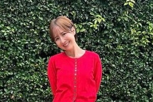 山川恵里佳43歳、年齢不詳の神スタイルに衝撃　「可愛いすぎる 」笑顔で引き締まったウエスト魅せ