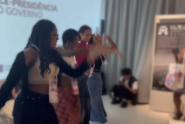 ダンスを披露するポルトガル館のスタッフら（ユニカインパクト＠kakumero_impactさん投稿の動画から）