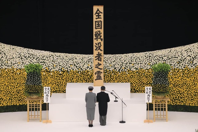 全国戦没者追悼式で「おことば」を述べる天皇陛下（写真右）