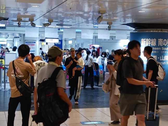 利用客で混雑する東京駅（2025年8月撮影）