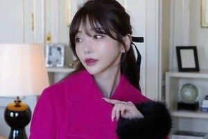 Rちゃん、膝上超ミニ＆透け感ドレス姿で美しさダダ漏れ　さまざまなポーズと妖艶表情で