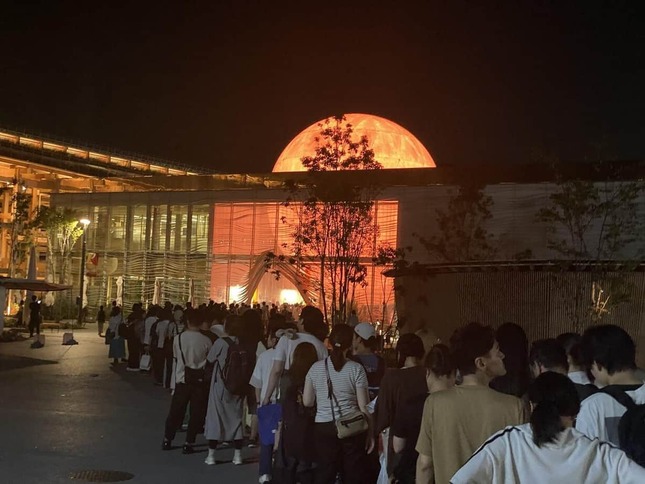 オランダ館で並ぶ来場者ら（写真は、Ksuke＠Ksuke_hzmさん提供）