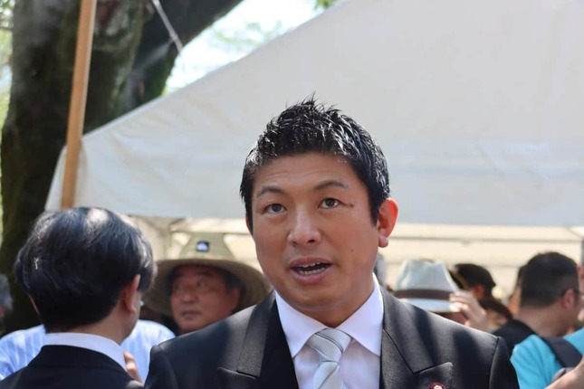 靖国神社を参拝し、報道陣に対応する参政党・神谷宗幣代表（2025年8月15日）