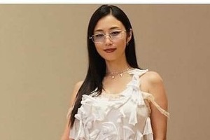 MEGUMI43歳、黒キャミワンピ姿で色気ダダ漏れ　宮古島でのプラベショット「ただただ美しい」ため息