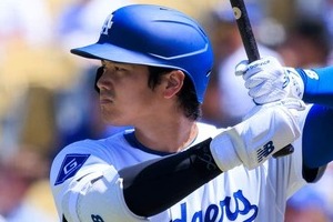 大谷翔平、金髪美女レポーターと久々再会で密着2ショ　「イケメンと美女の素敵な笑顔」