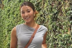 美女サーファー松田詩野、美ボディ全開！ハーフトップ姿　海を前に背筋を伸ばして...「超美しいです」