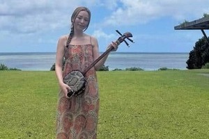 平野綾37歳、超ミニ丈コーデ＆裸足にドキッ　ただただ美しい「あやの夏休み」ショットを沖縄から