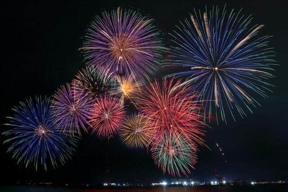 花火大会で有料観覧席の拡大と高額化が進んでいる