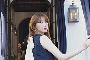 小嶋陽菜37歳、キャミソール×超ミニのバカンスコーデかわいすぎ大絶賛　マルセイユの風に吹かれて