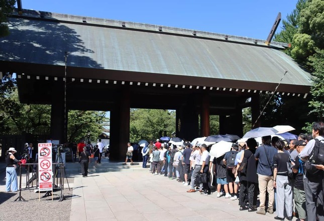 8月15日の靖国神社。大勢の参拝者がつめかけた
