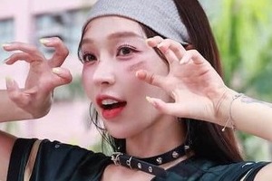 台湾の人気チア・リンシャン、肩出しオフショル＆お団子ヘアで...かわいさ限界突破な流し目ショット