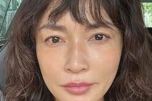 長谷川京子47歳、タイトな超ミニスカ×ハイヒール...異次元スタイルに激震　ママ友とディナーへ