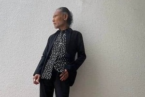 片岡鶴太郎70歳、「憧れのイケおじ」ドット柄シャツ×ゴルチエのタイトジャケットコーデが「カッコ良すぎ」
