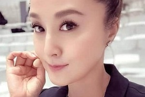 藤原紀香54歳、鮮やかワンピでボディラインすらり美しさ限界突破　「綺麗すぎる」「益々お美しく」