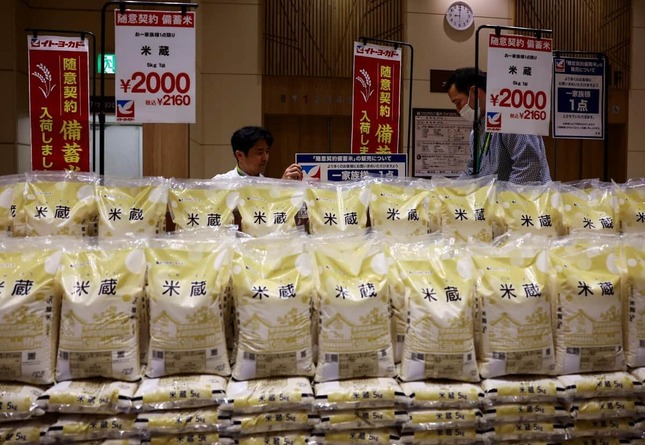 随意契約の備蓄米が店頭販売開始された当時（2025年5月30日、写真：ロイター/アフロ）