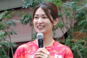 木村沙織、透け感ブラウス衣装ショットが超キュート...笑顔さく裂！「最強可愛いです！！」