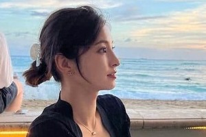 サッカー堂安律の美人妻・明松美玖、ただただ美しい白シャツ×デニムコーデの破壊力...美しさダダ漏れ