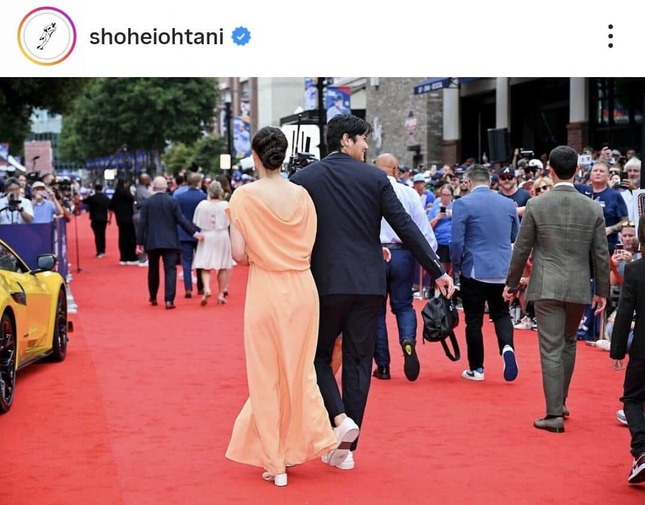 2025年の大リーグ・オールスターで、恒例のレッドカーペットを歩く大谷選手と真美子夫人（大谷選手のインスタグラムより）
