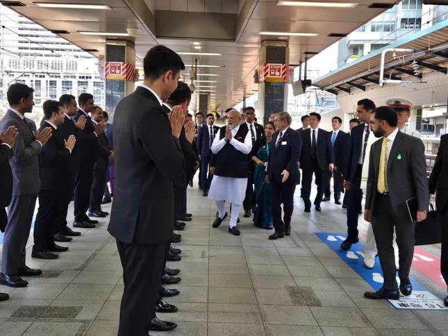 「JR東日本で研修中のインド人運転士さんたちとご挨拶」。このポストが波紋を広げた（写真は石破茂首相のXから）