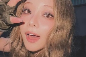 重盛さと美36歳、肩出しトップスで浜辺でたたずみ...かわいさ限界突破　「スーパー可愛い」「サイコーです」