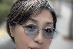 香坂みゆき62歳、手を口元にあてて...お茶目顔ショット　「驚いたお顔もきれい！」「可愛いなぁ」